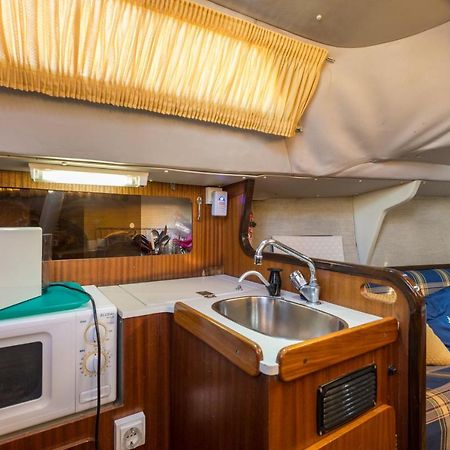 Pequeno Velero En Port Forum Ideal Para Backpackers Sant Adria de Besos Buitenkant foto