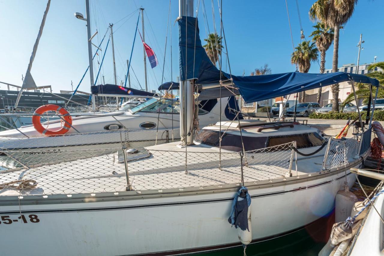 Pequeno Velero En Port Forum Ideal Para Backpackers Sant Adria de Besos Buitenkant foto