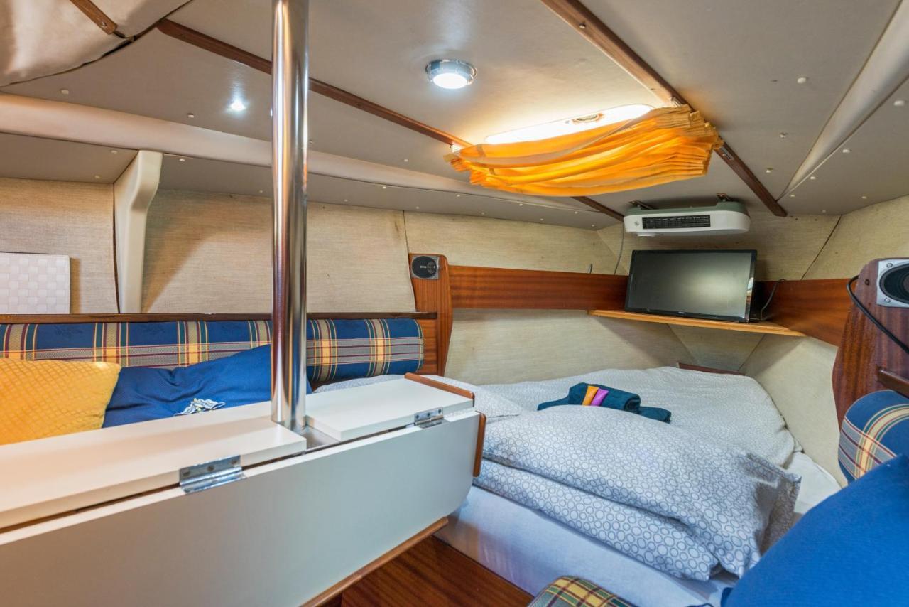Pequeno Velero En Port Forum Ideal Para Backpackers Sant Adria de Besos Buitenkant foto
