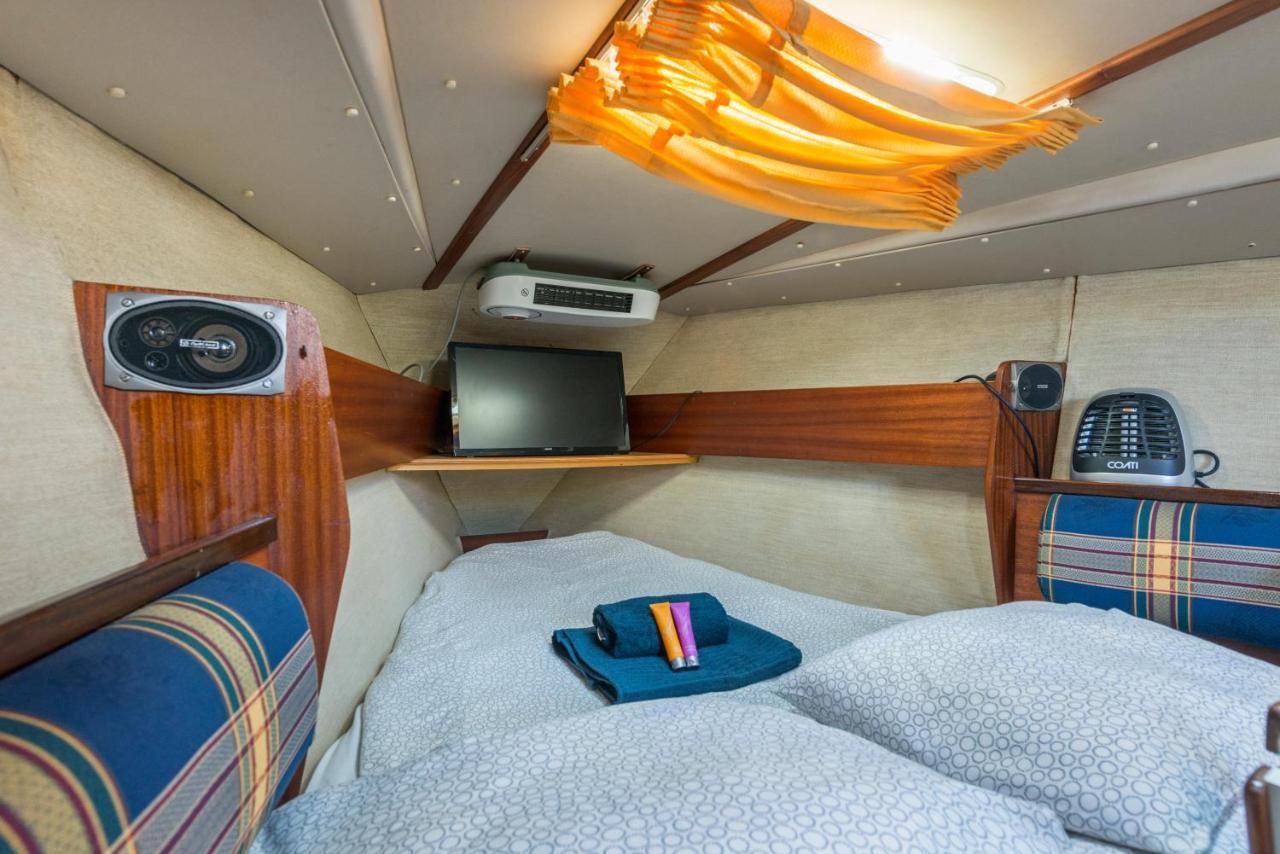 Pequeno Velero En Port Forum Ideal Para Backpackers Sant Adria de Besos Buitenkant foto