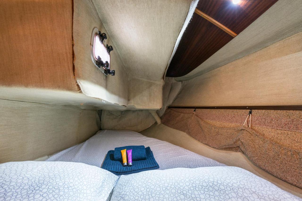 Pequeno Velero En Port Forum Ideal Para Backpackers Sant Adria de Besos Buitenkant foto