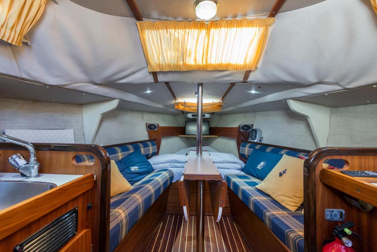 Pequeno Velero En Port Forum Ideal Para Backpackers Sant Adria de Besos Buitenkant foto