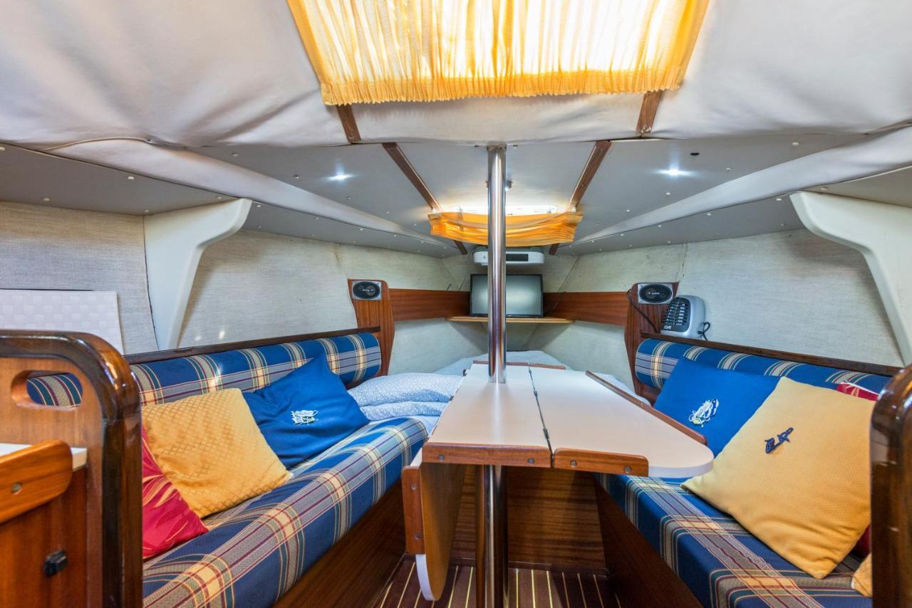 Pequeno Velero En Port Forum Ideal Para Backpackers Sant Adria de Besos Buitenkant foto