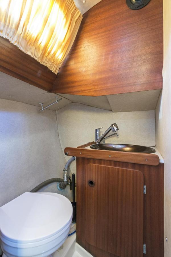 Pequeno Velero En Port Forum Ideal Para Backpackers Sant Adria de Besos Buitenkant foto