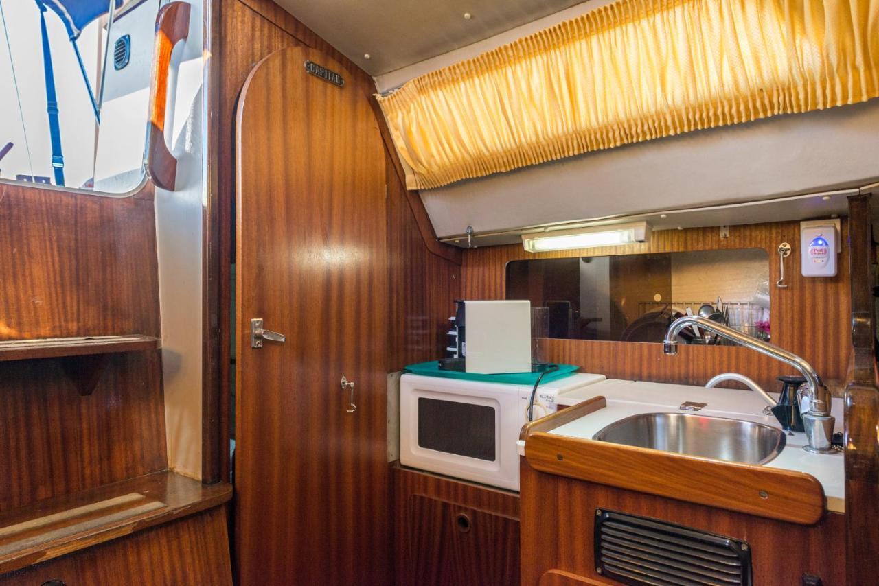 Pequeno Velero En Port Forum Ideal Para Backpackers Sant Adria de Besos Buitenkant foto