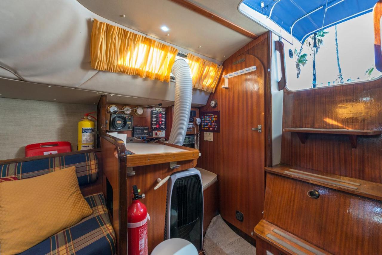 Pequeno Velero En Port Forum Ideal Para Backpackers Sant Adria de Besos Buitenkant foto